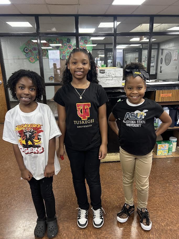 Love seeing sweet friends rocking their HBCU gear and wearing it with pride! 🖤✨¡Me encanta ver a dulces amigas luciendo su ropa de HBCU y llevándola con orgullo! 🖤✨