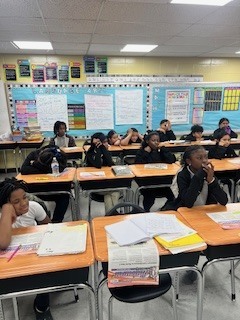 ¡El grupo de la Sra. Gates disfrutó de un fantástico momento de lectura en voz alta! Para dar inicio a la Semana de Read Across America, el Dr. Haslam nos visitó y compartió un clásico inolvidable de Dr. Seuss — Green Eggs and Ham! 💚🥚🍳  Las risas llenaron el salón mientras los estudiantes seguían la divertida aventura de Sam-I-Am. Con rimas graciosas y los inolvidables huevos verdes con jamón, fue la manera perfecta de celebrar juntos el amor por la lectura.