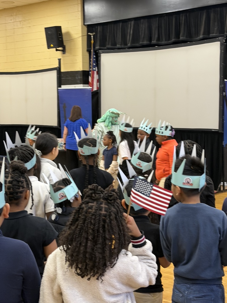 Nuestros estudiantes de 2.º y 3.º grado dieron inicio a su experiencia con Liberty Learning, una organización sin fines de lucro dedicada a llevar programas activos de educación cívica y formación del carácter a las aulas de K–12.