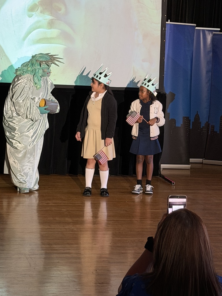 Nuestros estudiantes de 2.º y 3.º grado dieron inicio a su experiencia con Liberty Learning, una organización sin fines de lucro dedicada a llevar programas activos de educación cívica y formación del carácter a las aulas de K–12.