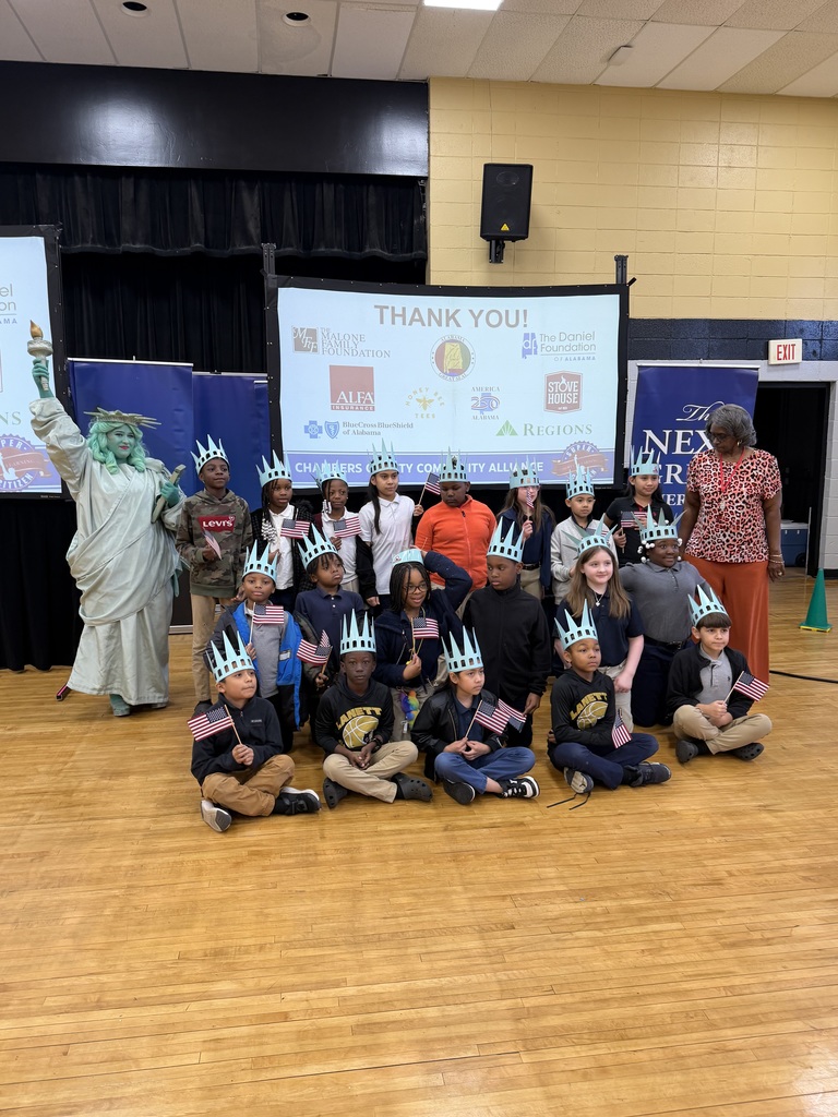 Nuestros estudiantes de 2.º y 3.º grado dieron inicio a su experiencia con Liberty Learning, una organización sin fines de lucro dedicada a llevar programas activos de educación cívica y formación del carácter a las aulas de K–12.