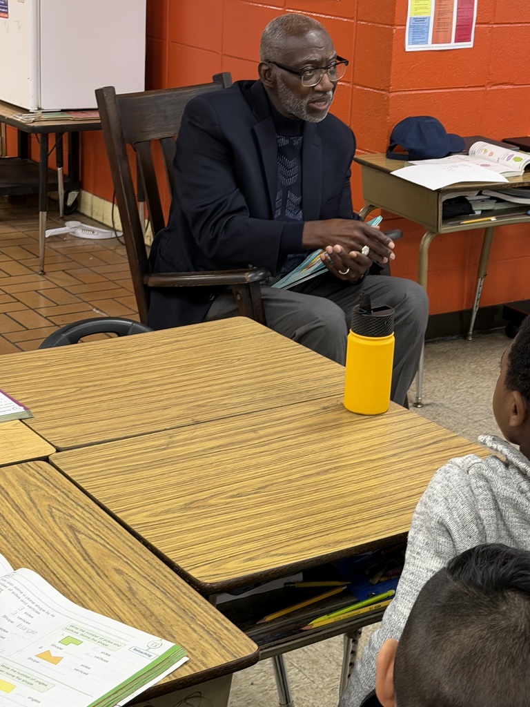 Students enjoyed having guest readers this week! 📚  We would like to thank Mayor Heard and the City of Lanett for taking the time to come and read to our classes. We also want to extend a special thank you to the Point University Basketball Team for stopping by to read and sharing their time with our students as well.  We truly appreciate our community partners for helping make reading fun and meaningful for our students!   ¡Los estudiantes disfrutaron tener lectores invitados esta semana! 📚  Nos gustaría agradecer al alcalde Heard y a la Ciudad de Lanett por tomarse el tiempo para venir y leer a nuestras clases. También queremos extender un agradecimiento especial al equipo de baloncesto de Point University por pasar a leer y compartir su tiempo con nuestros estudiantes.  ¡Realmente apreciamos a nuestros socios de la comunidad por ayudar a que la lectura sea divertida y significativa para nuestros estudiantes! 