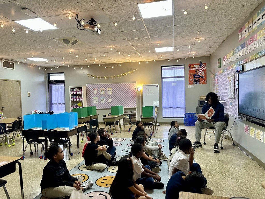 Students enjoyed having guest readers this week! 📚  We would like to thank Mayor Heard and the City of Lanett for taking the time to come and read to our classes. We also want to extend a special thank you to the Point University Basketball Team for stopping by to read and sharing their time with our students as well.  We truly appreciate our community partners for helping make reading fun and meaningful for our students!   ¡Los estudiantes disfrutaron tener lectores invitados esta semana! 📚  Nos gustaría agradecer al alcalde Heard y a la Ciudad de Lanett por tomarse el tiempo para venir y leer a nuestras clases. También queremos extender un agradecimiento especial al equipo de baloncesto de Point University por pasar a leer y compartir su tiempo con nuestros estudiantes.  ¡Realmente apreciamos a nuestros socios de la comunidad por ayudar a que la lectura sea divertida y significativa para nuestros estudiantes! 