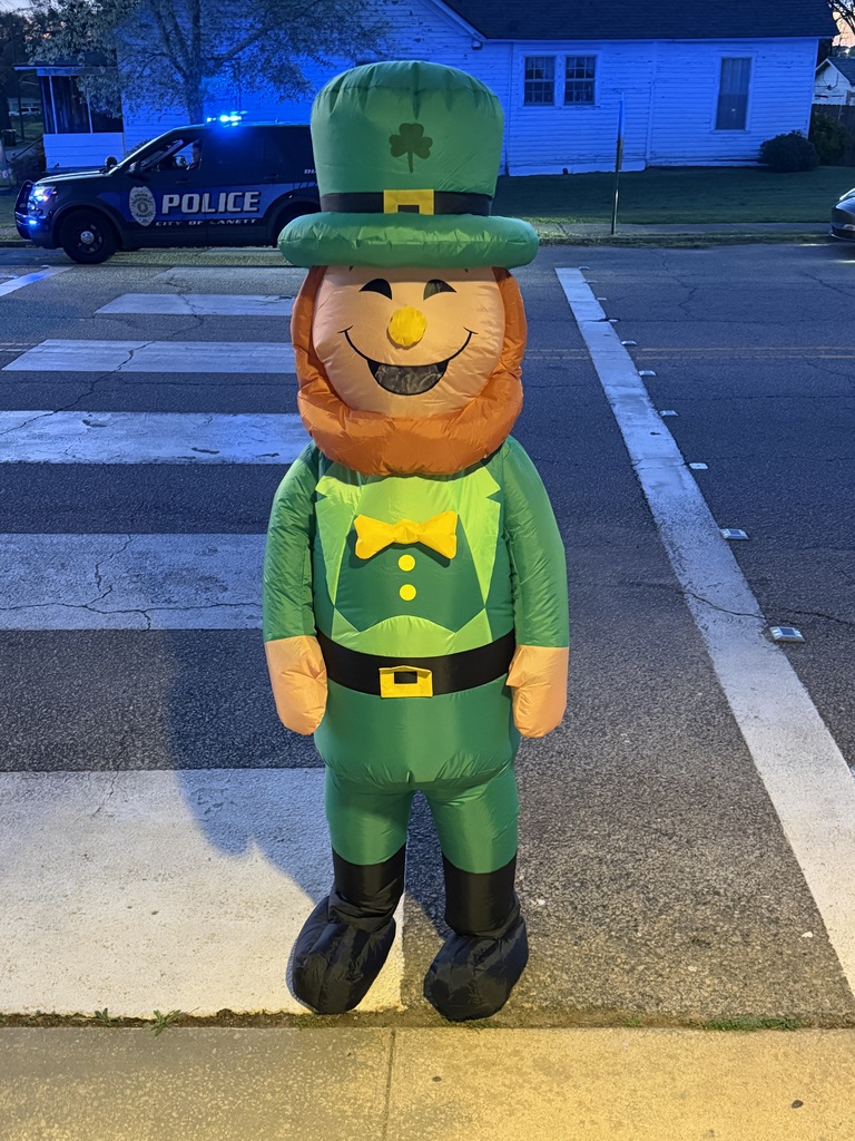 Big thanks to the Leprechaun for showing up this morning and helping our boys and girls cross the street safely. We’re lucky to have you! 🍀 ¡Muchas gracias al Duende por presentarse esta mañana y ayudar a nuestros niños y niñas a cruzar la calle de forma segura! ¡Tenemos mucha suerte de tenerte! #HappyStPatricksDay #StPatricksDay #LuckOfTheIrish #Community #SafetyFirst #Grateful #SchoolLife #SpreadJoy 🍀