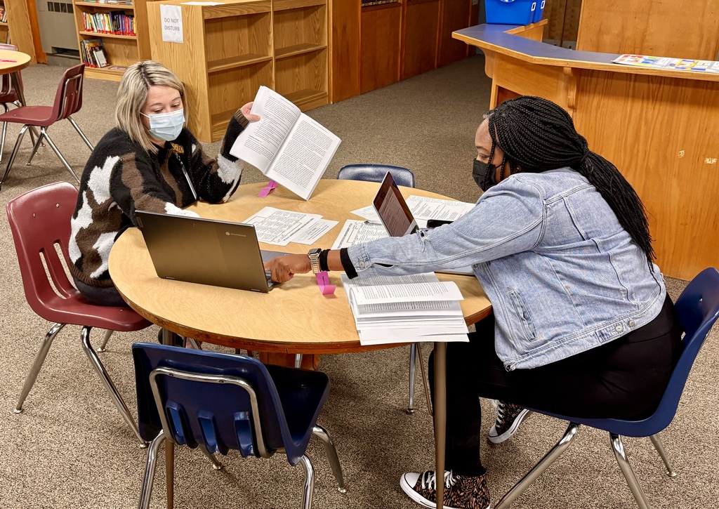 Mrs. Nolen & Ms. Dudley working together.