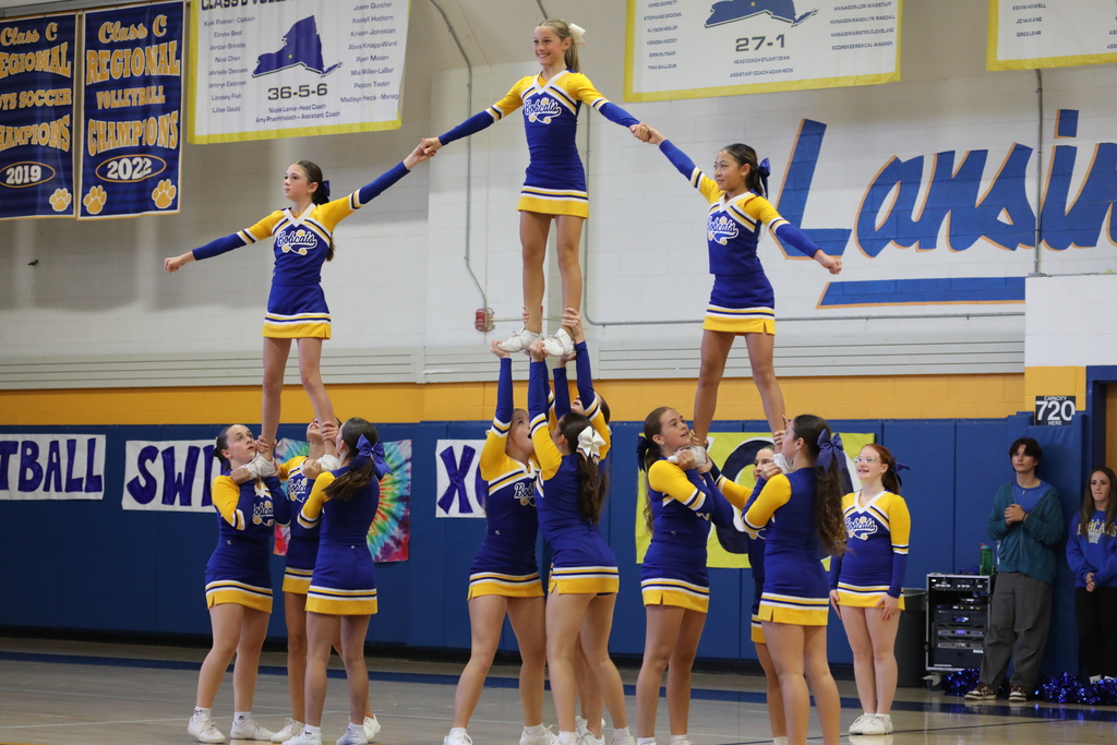 Cheerleaders in formation 