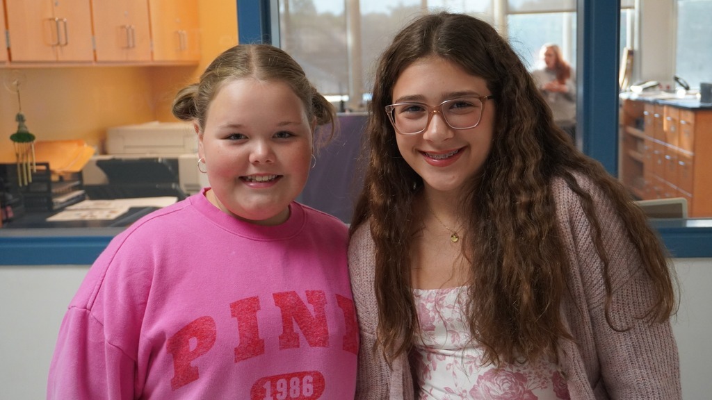 teo Middle school students gathered and smiling for photo