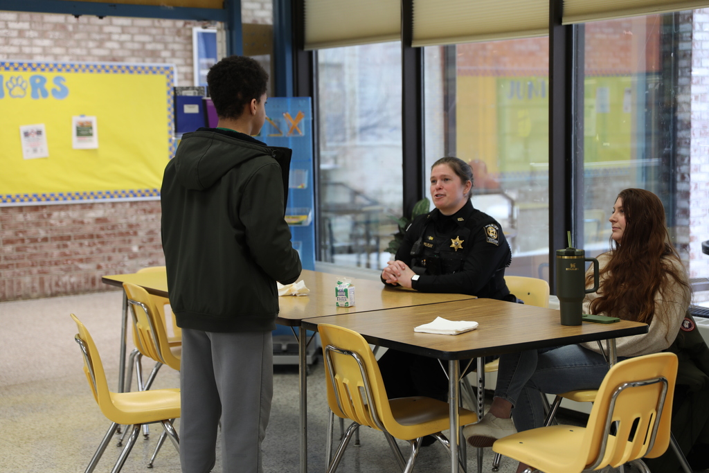 A Sheriff's deputy speaking with a student about career possibilities
