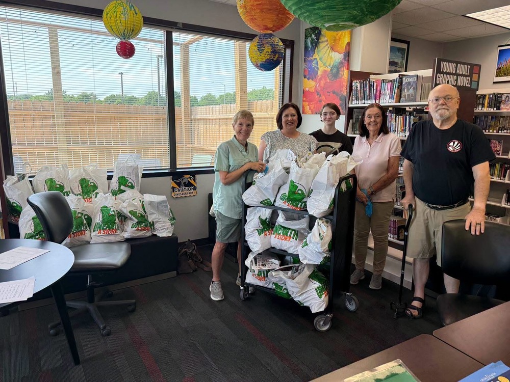 Families can pick up free lunches for children ages 18 and under every Wednesday this summer at the Lansing Community Library.  📅 Wednesdays ⏰ 2:00–3:00 p.m. 📍 Lansing Community Library  Each child will receive a bag containing five lunches, and milk is included.  For additional information, please contact the Lansing Community Library at 913-727-2929.  Thank you to our community partners for helping ensure children have access to nutritious meals throughout the summer!