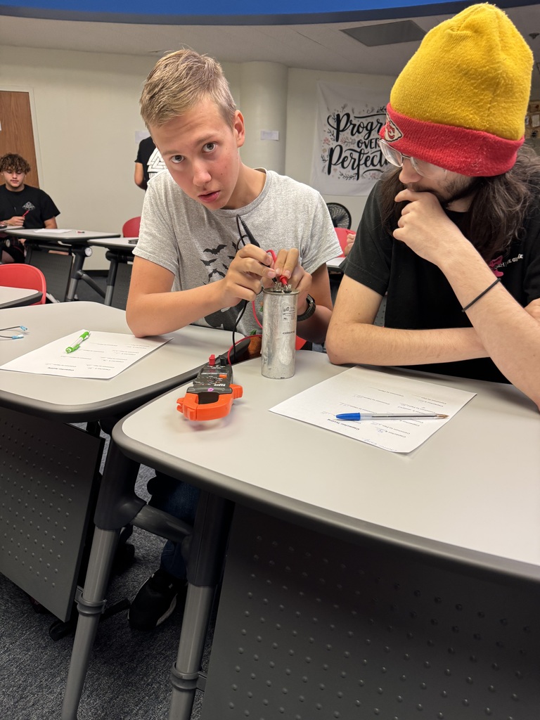 HVAR Students at KCKCC working on an assignement
