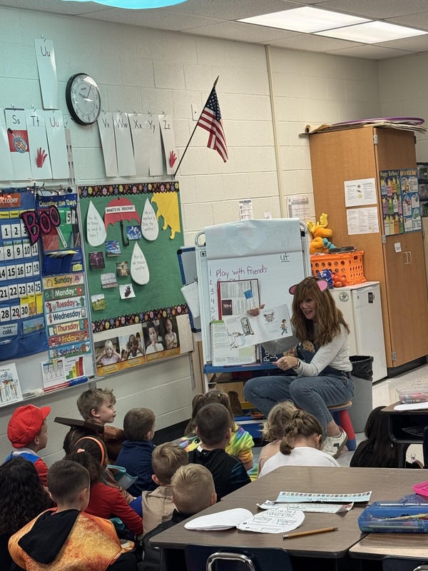 teacher reading to kindergarteners