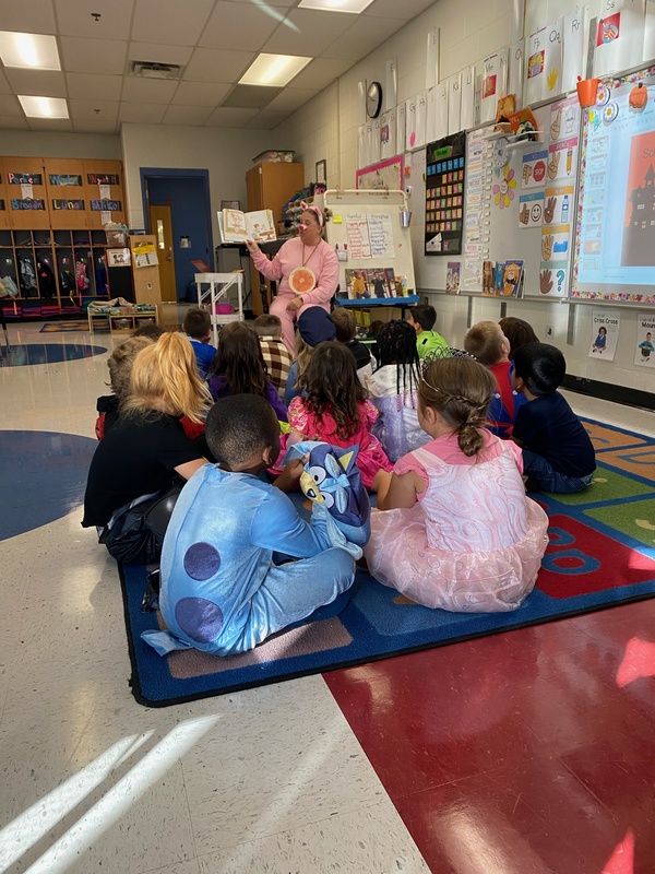 teacher reading to kindergarteners