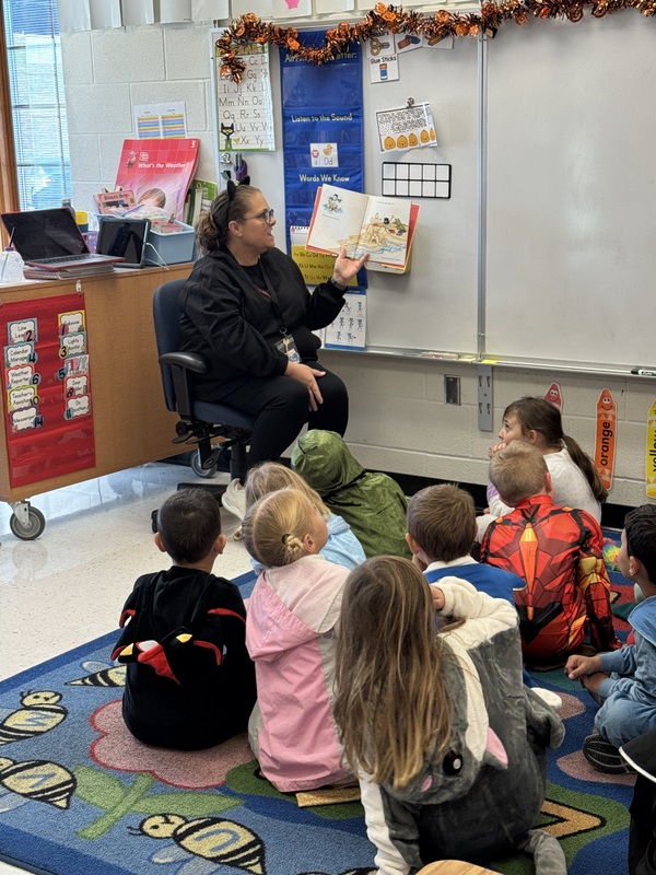 teacher reading to kindergarteners
