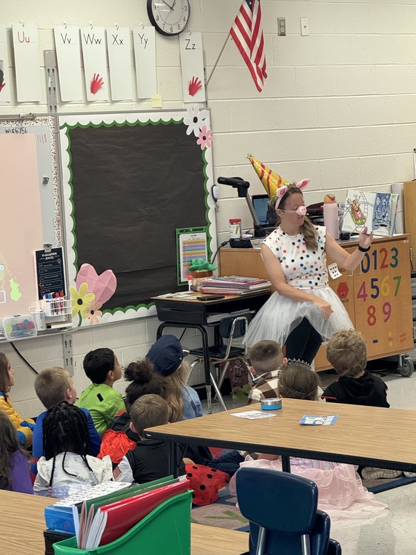 teacher reading to kindergarteners