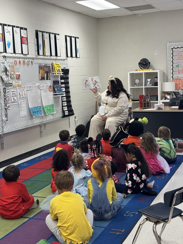 teacher reading to kindergarteners
