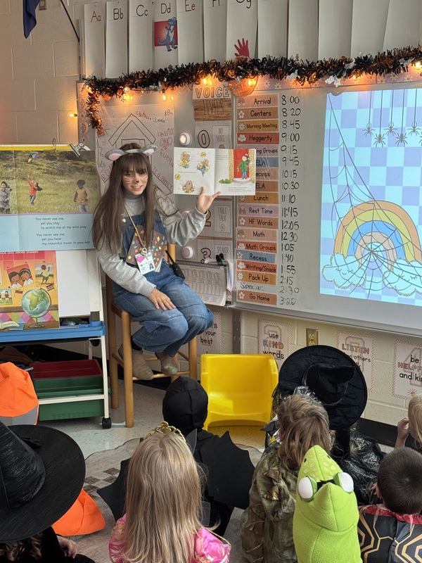 teacher reading to kindergarteners