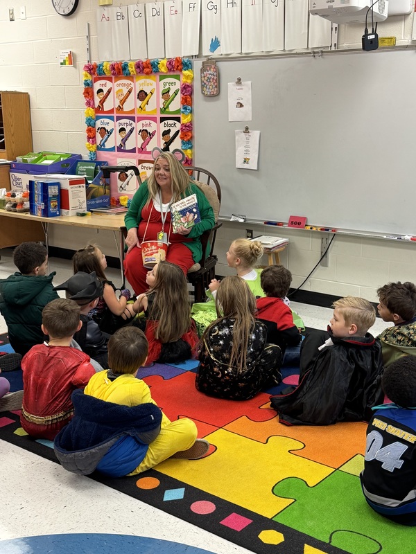 teacher reading to kindergarteners