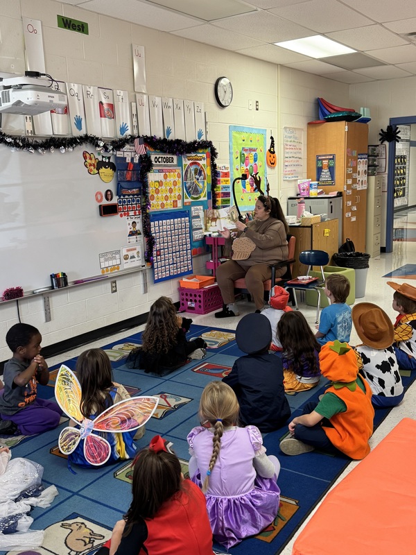 teacher reading to kindergarteners