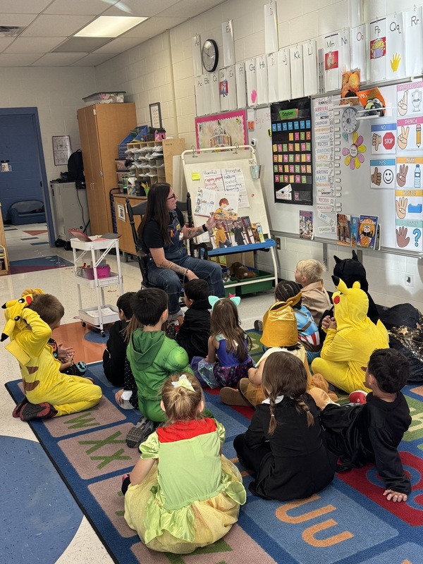 teacher reading to kindergarteners