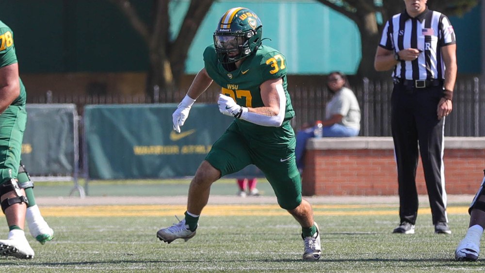Brayden McKenna playing football for Wayne State University