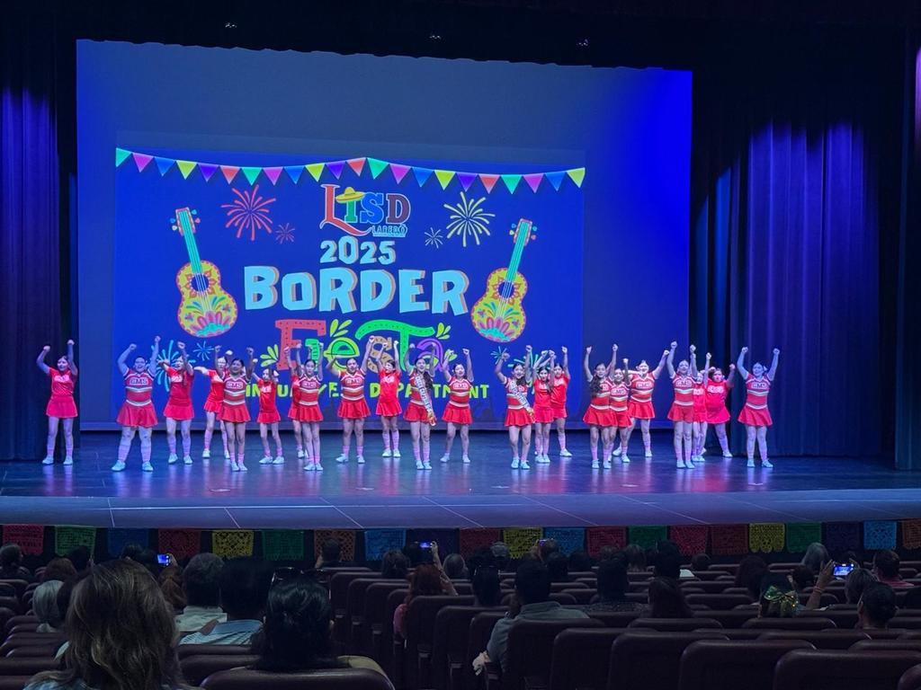 cheerleaders cheering