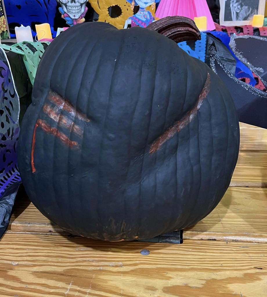 Our sincerest appreciation goes to our remarkable staff and students, who contributed to decorating their class pumpkin. Time to VOTE for the winner(s). We invite your to like the one(s)you like best!! . 🎃🎃🎃 @topfans F. S. Lara Academy