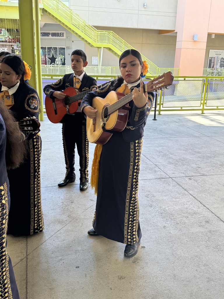 Mariachi Los Tigrillos de Oro performed at the Outlets of Laredo celebrating the beginning of holiday season.  Our mariachi students performed for an hour and represented Christen middle in the celebration.        GO CUBS! 