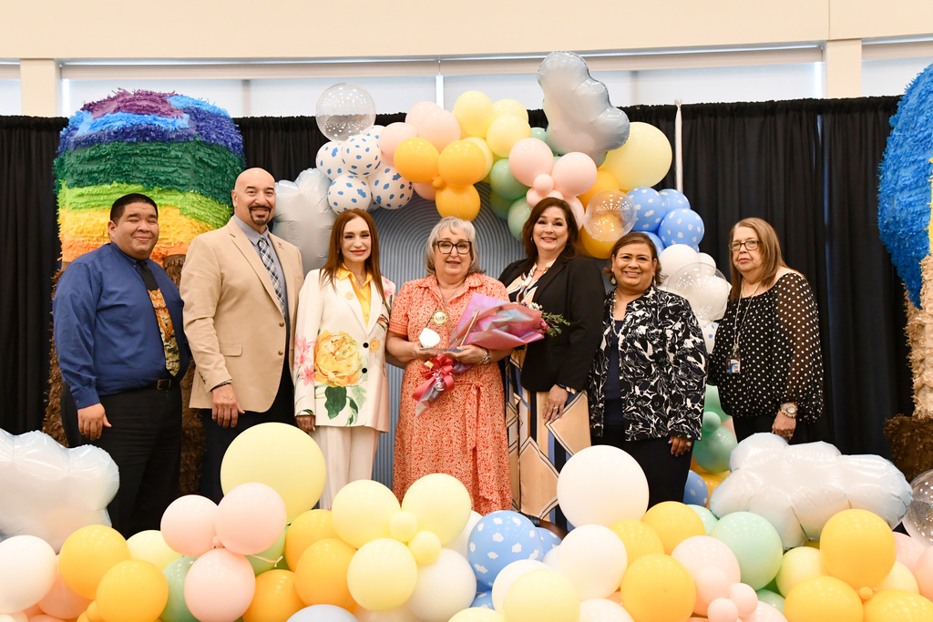 Librarian of the Year Ana Teresa Garcia posing with school administration 