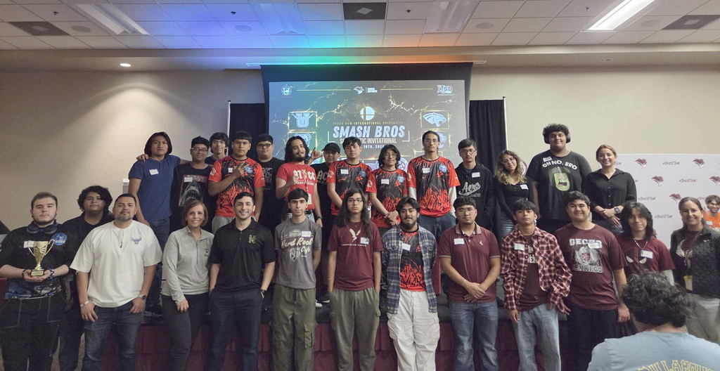 ESPORTS TAMIU Invitational group picture of all high schools participation