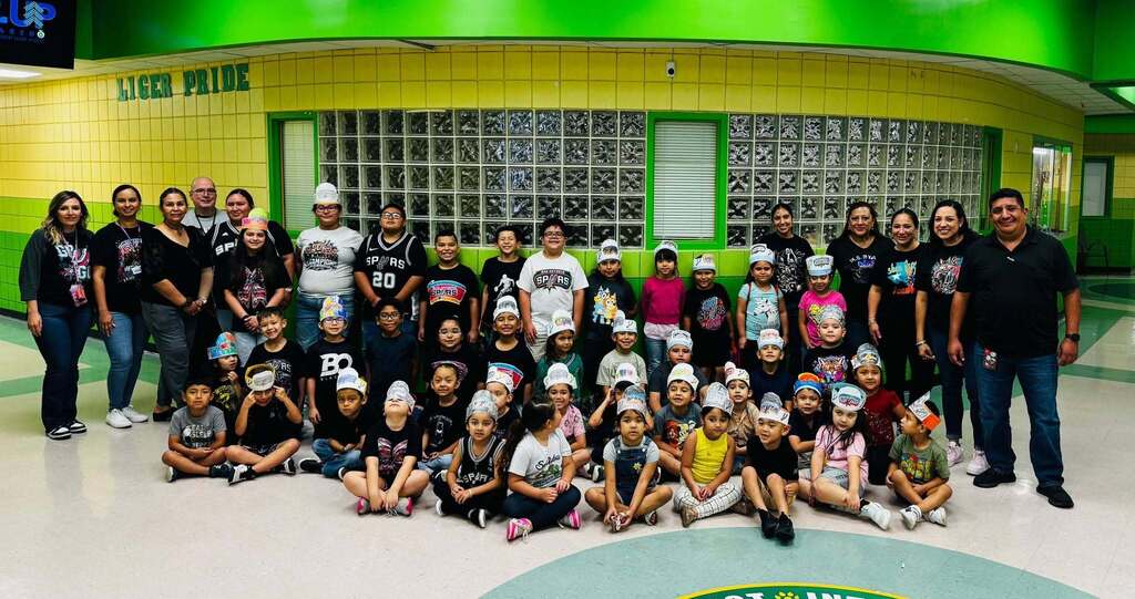 lisd schools group picture students and teachers and admin supporting the spurs