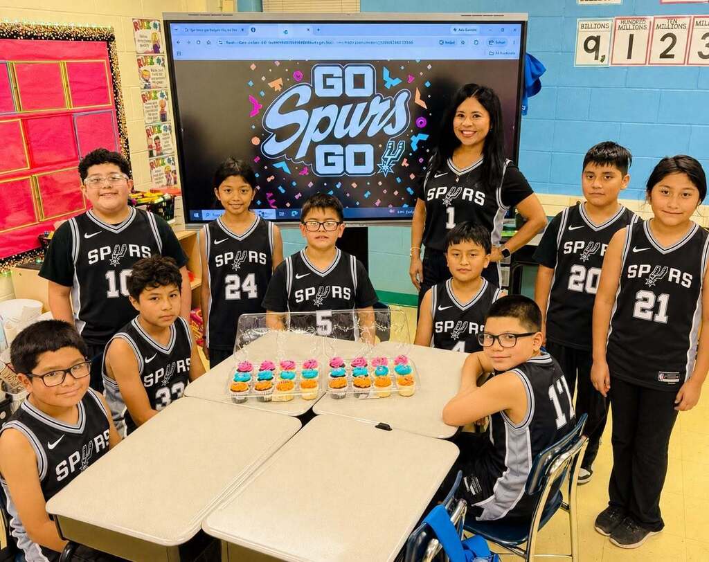 lisd schools group picture students and teachers and admin supporting the spurs