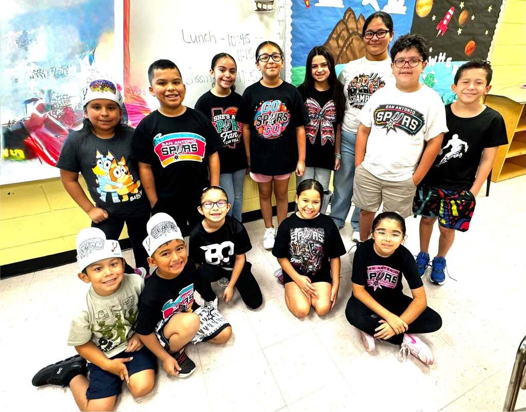 lisd schools group picture students and teachers and admin supporting the spurs