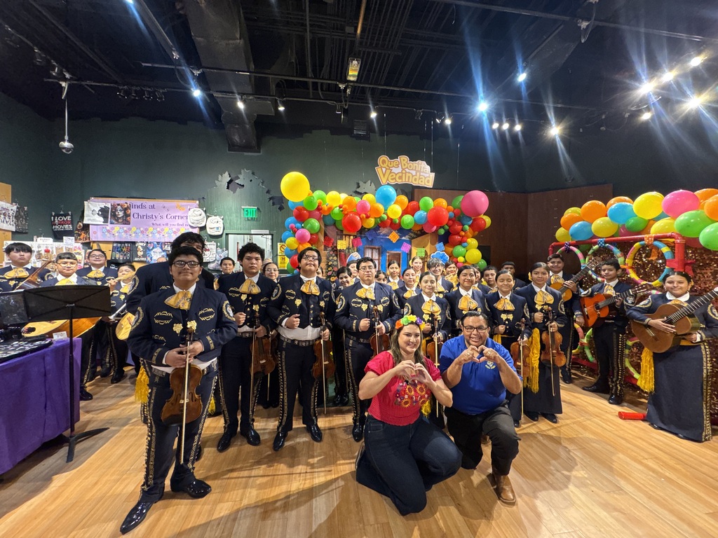 Mariachi Los Tigrillos de Oro represented Christen Middle at the Mall del Norte