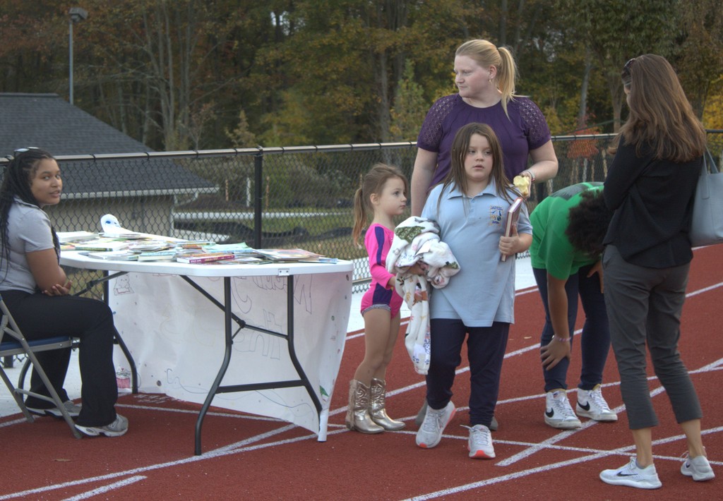 Reading Under the Stars pics