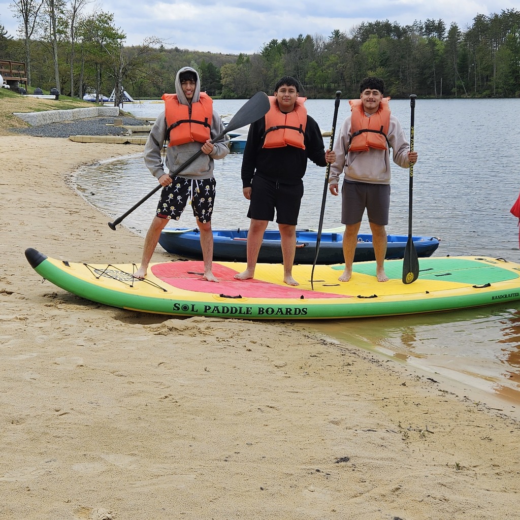 Senior trip 12th grade to poconos students in kayaks
