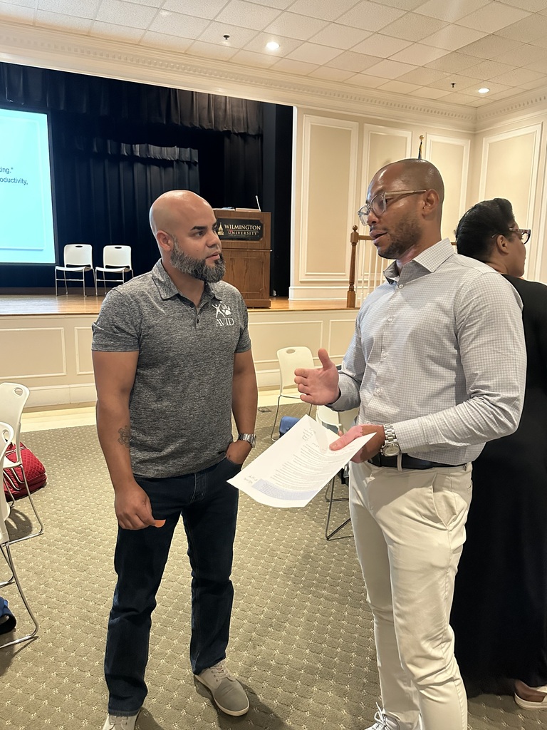 Jose talking with another Admin at AVID event