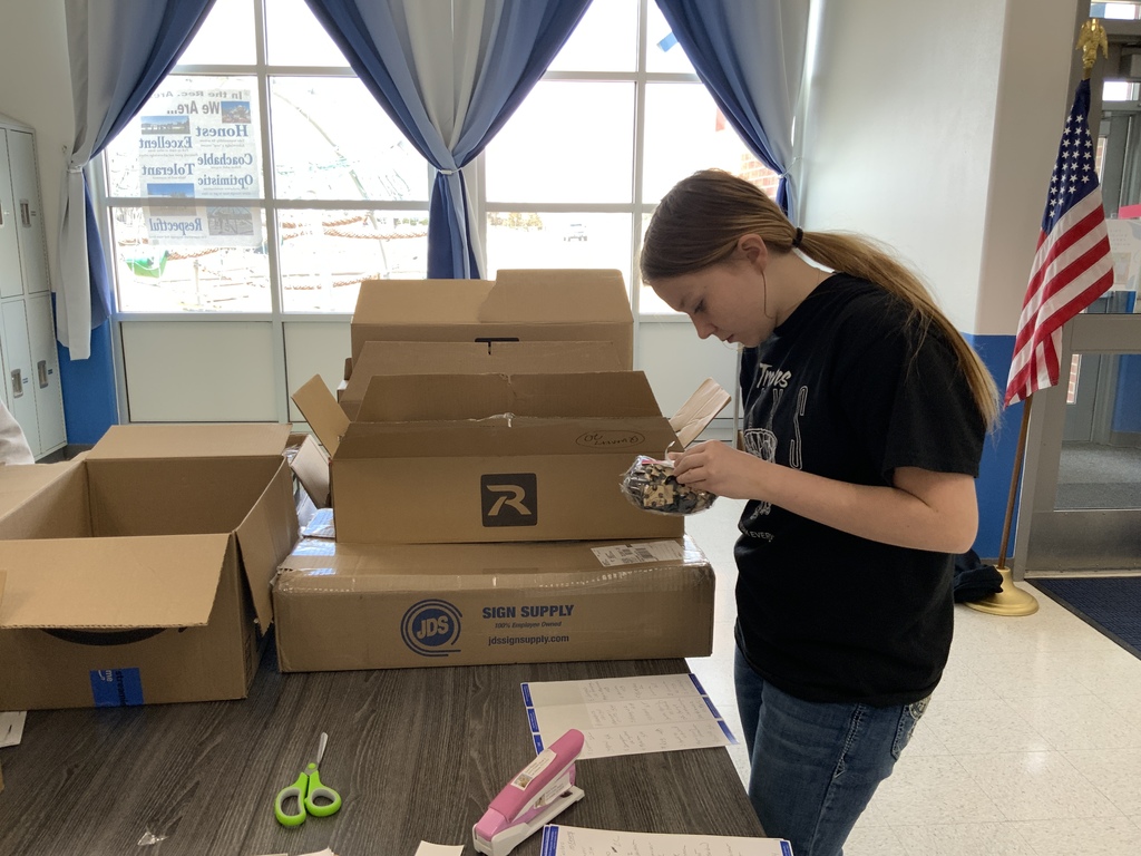 picturese of Spring Break activity from Teen council members and Ext office 