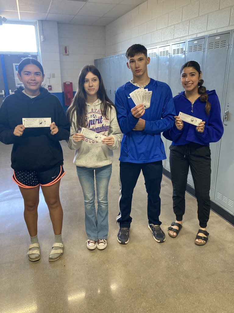 picturre of sophomores selling ranchburger tickets