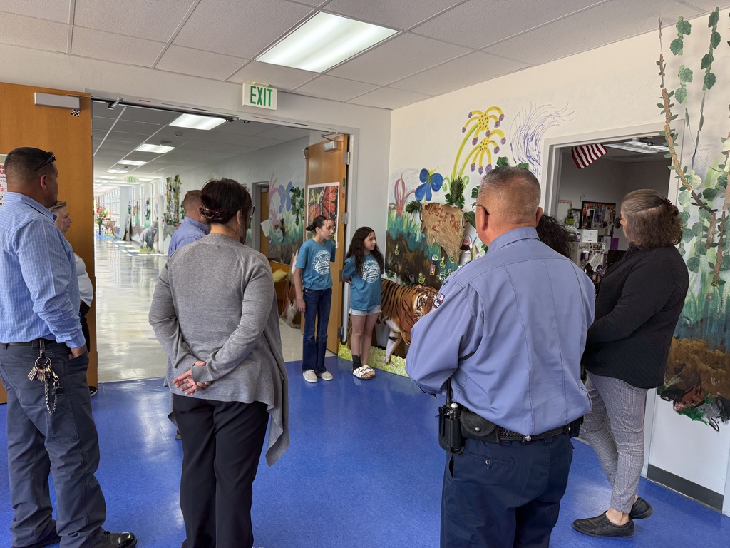 picture of laes stuco giving elem tour 
