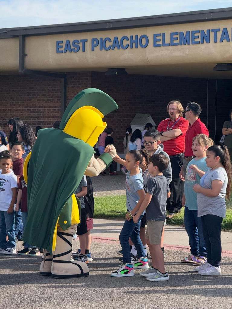 Green & Gold on the move! 💚💛 Mayfield Feeder Pattern Frenzy spirit parades bringing all the energy today at East Picacho, Doña Ana, Columbia, Jornada, Fairacres, McArthur, and Alameda Elementary Schools! 