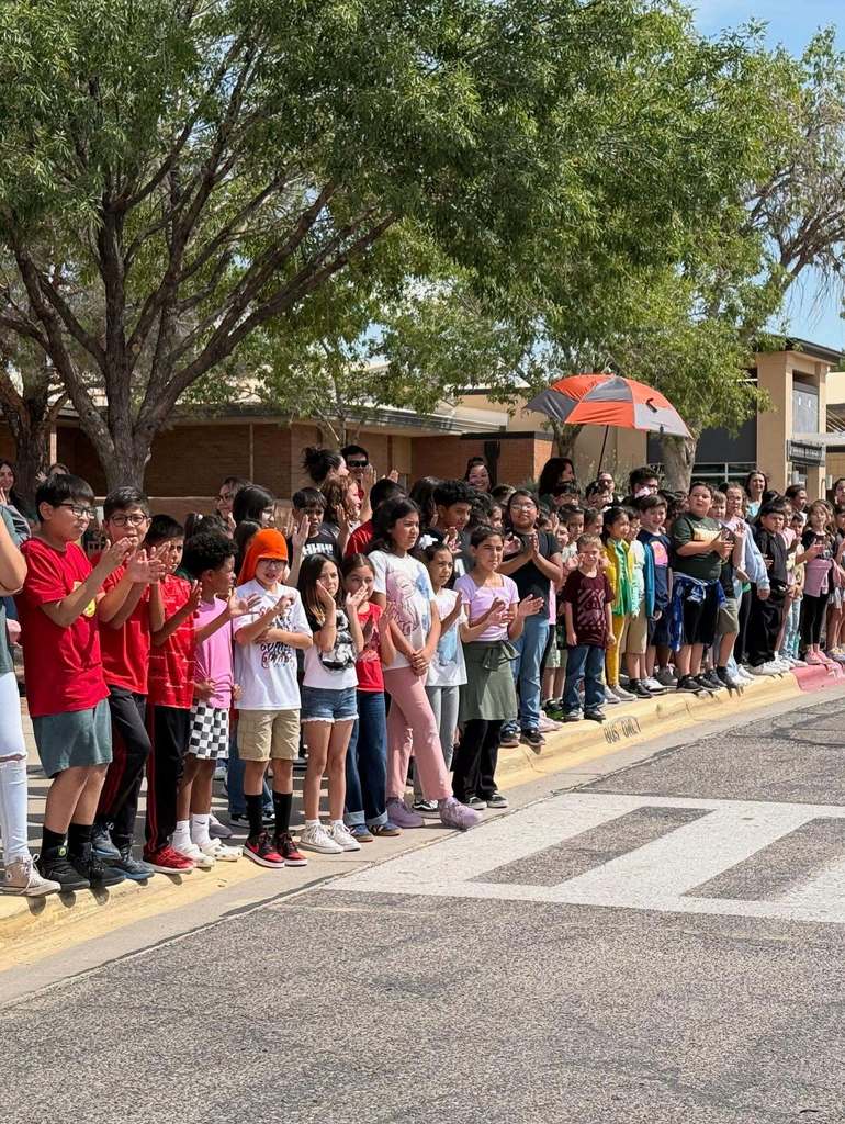Green & Gold on the move! 💚💛 Mayfield Feeder Pattern Frenzy spirit parades bringing all the energy today at East Picacho, Doña Ana, Columbia, Jornada, Fairacres, McArthur, and Alameda Elementary Schools! 