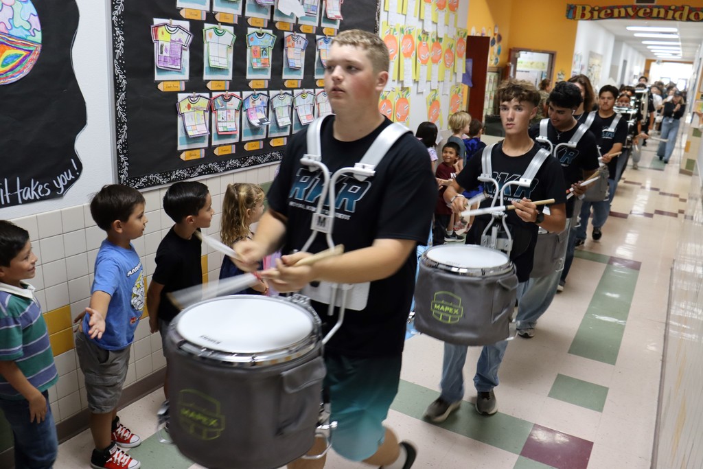 OMHS Feeder Pattern Frenzy Spirit Bus Takes Over Sonoma Elementary! 