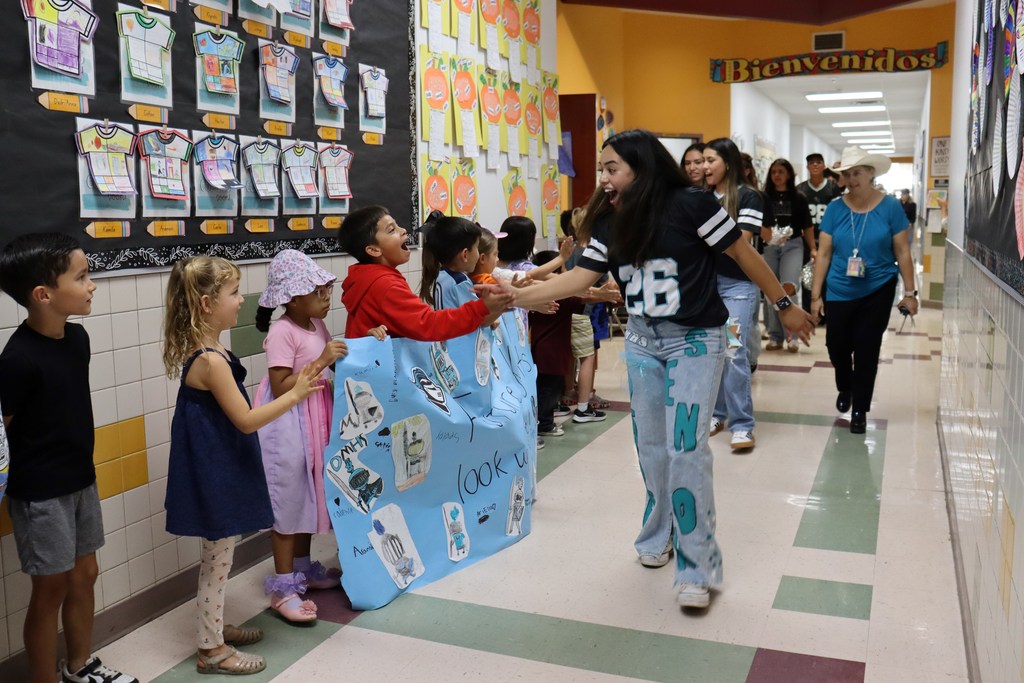 OMHS Feeder Pattern Frenzy Spirit Bus Takes Over Sonoma Elementary! 