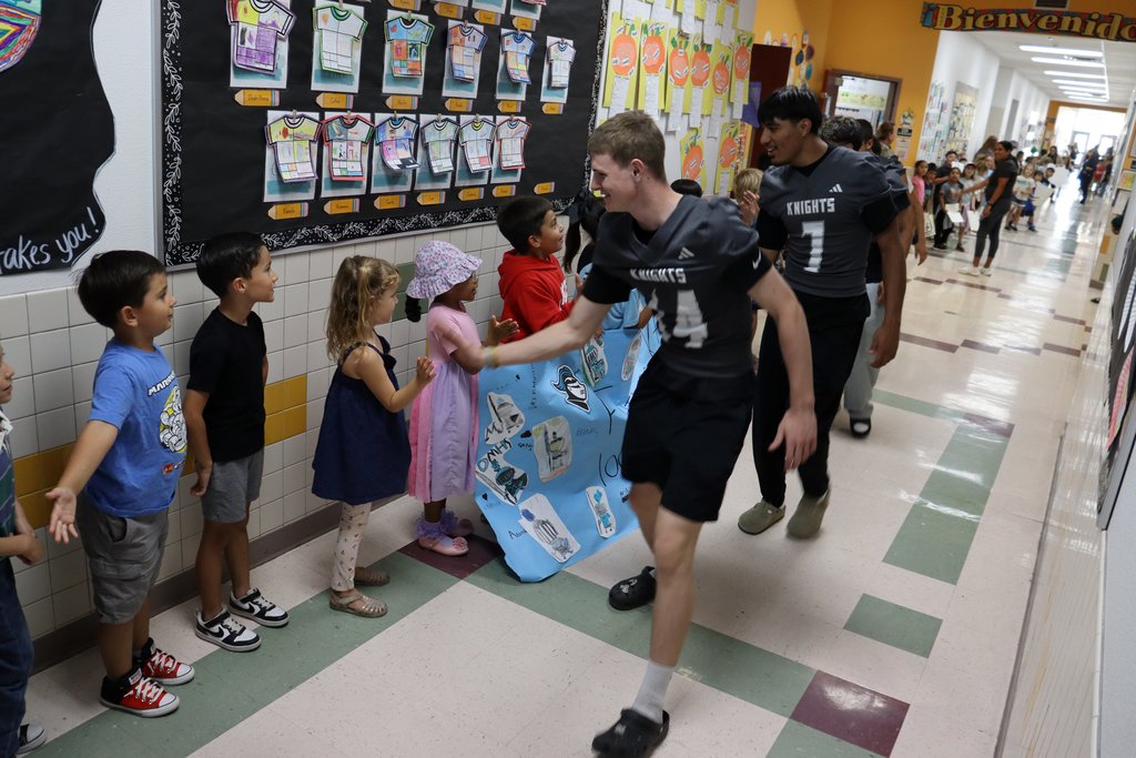 OMHS Feeder Pattern Frenzy Spirit Bus Takes Over Sonoma Elementary! 
