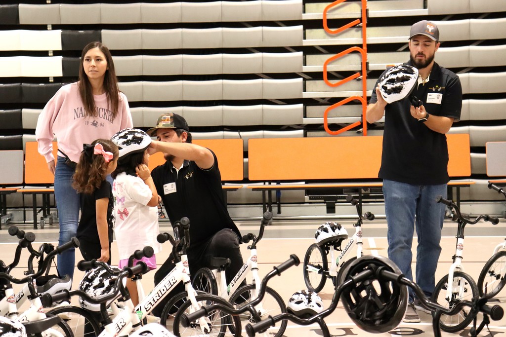 Today, Yamaha and Las Cruces Motorsports delivered 24 Strider bikes to Fairacres Elementary for their kindergarten PE program, thanks to the “All Kids Bike” initiative.