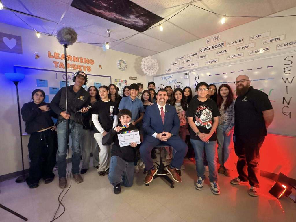 Now that’s media magic! A huge thank-you to the talented media students at Vista Middle School for helping film a special holiday greeting from Superintendent Ignacio Ruiz.