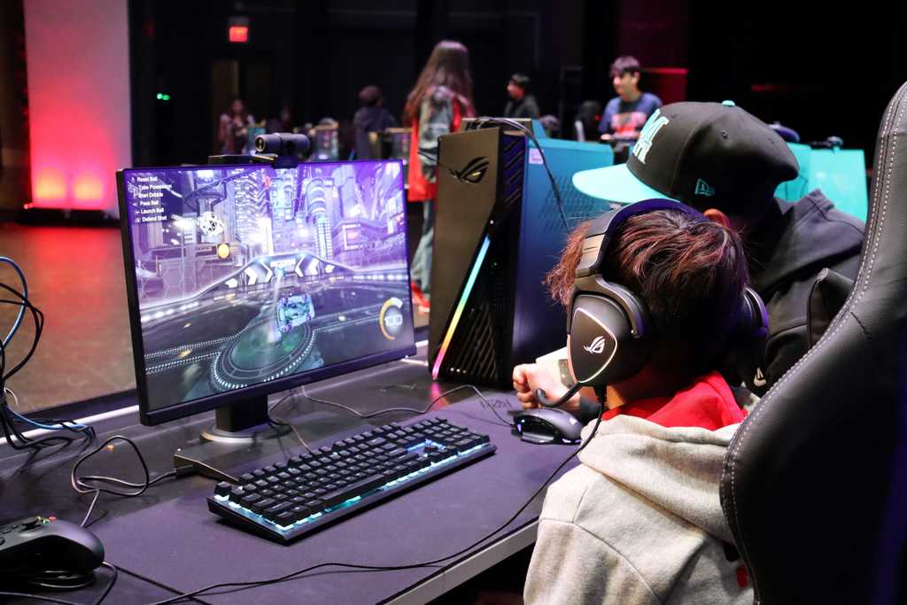 It’s an exciting day at Organ Mountain High School as students compete in the first-ever LCPS esports Showcase. The tournament kicked off this morning with team matches for Rocket League and continues with League of Legends. Thank you to First New Mexico Bank of Las Cruces for sponsoring this wonderful event. Shout out to NMSU for collaborating with LCPS today. 