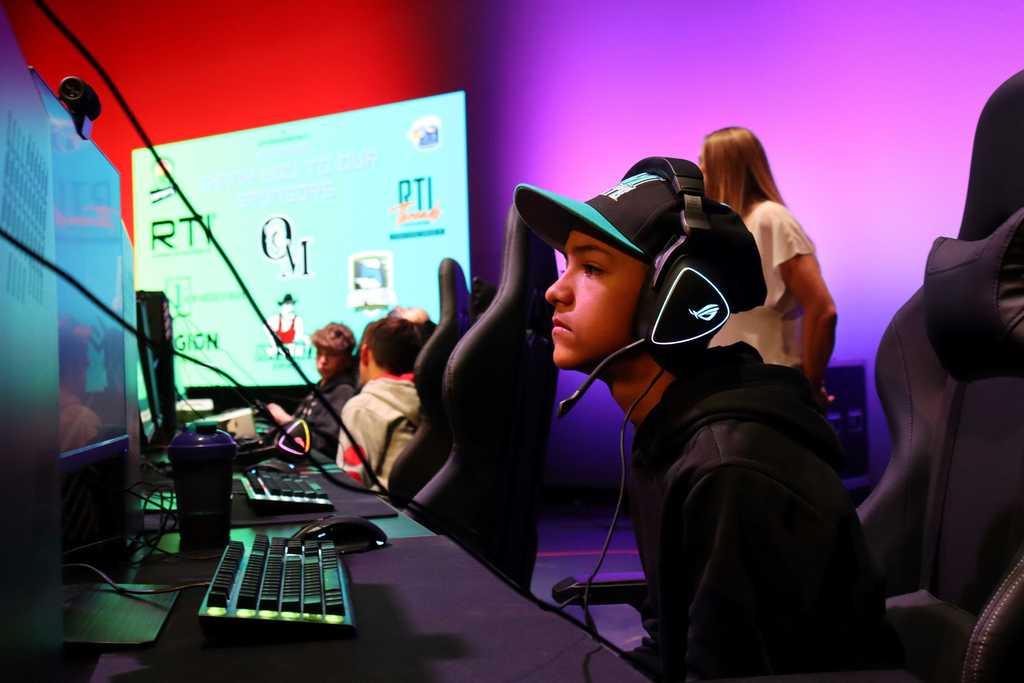 It’s an exciting day at Organ Mountain High School as students compete in the first-ever LCPS esports Showcase. The tournament kicked off this morning with team matches for Rocket League and continues with League of Legends. Thank you to First New Mexico Bank of Las Cruces for sponsoring this wonderful event. Shout out to NMSU for collaborating with LCPS today. 