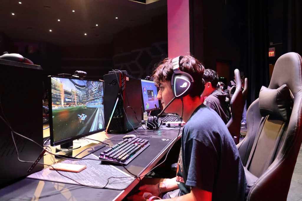 It’s an exciting day at Organ Mountain High School as students compete in the first-ever LCPS esports Showcase. The tournament kicked off this morning with team matches for Rocket League and continues with League of Legends. Thank you to First New Mexico Bank of Las Cruces for sponsoring this wonderful event. Shout out to NMSU for collaborating with LCPS today. 