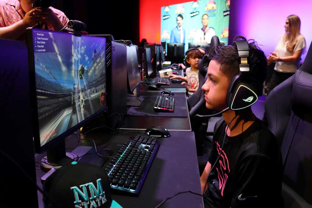It’s an exciting day at Organ Mountain High School as students compete in the first-ever LCPS esports Showcase. The tournament kicked off this morning with team matches for Rocket League and continues with League of Legends. Thank you to First New Mexico Bank of Las Cruces for sponsoring this wonderful event. Shout out to NMSU for collaborating with LCPS today. 